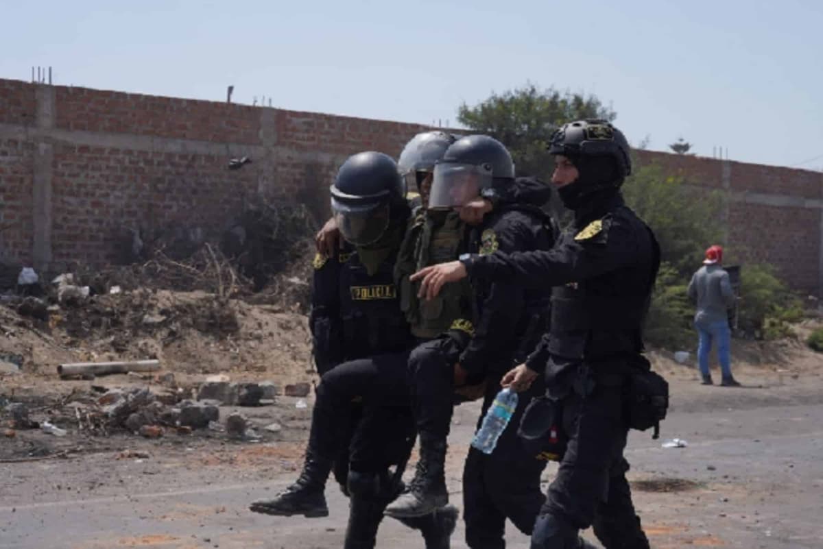 Ica: Enfrentamientos entre policías y manifestantes dejan 10 efectivos y 2 civiles heridos