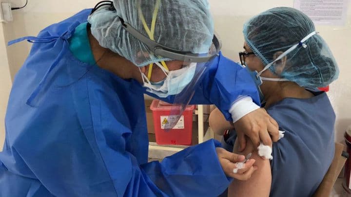 OMS alerta que personas vacunadas contra COVID-19 podrían contagiar a otras