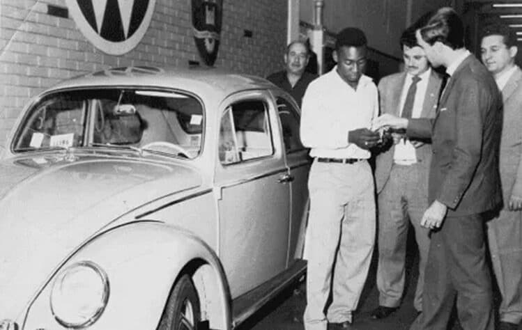 Pelé vende sus autos de lujo para tratarse contra el cáncer