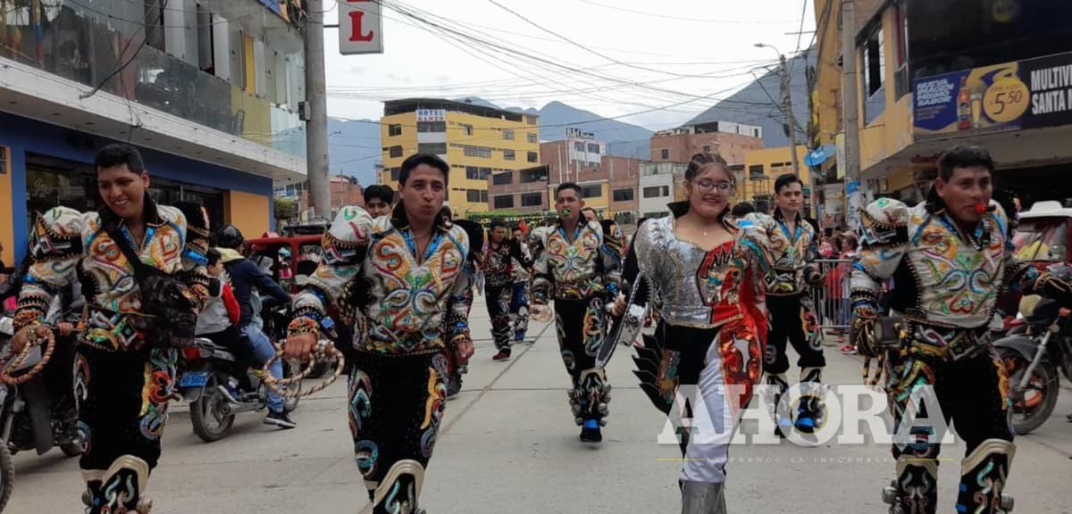 Realizan pasacalle de comparsas en honor a la Virgen de la Candelaria