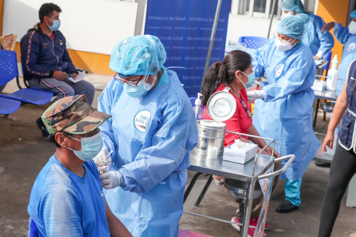 Al llegar al 80% de peruanos con tercera dosis se podría levantar el uso de mascarillas