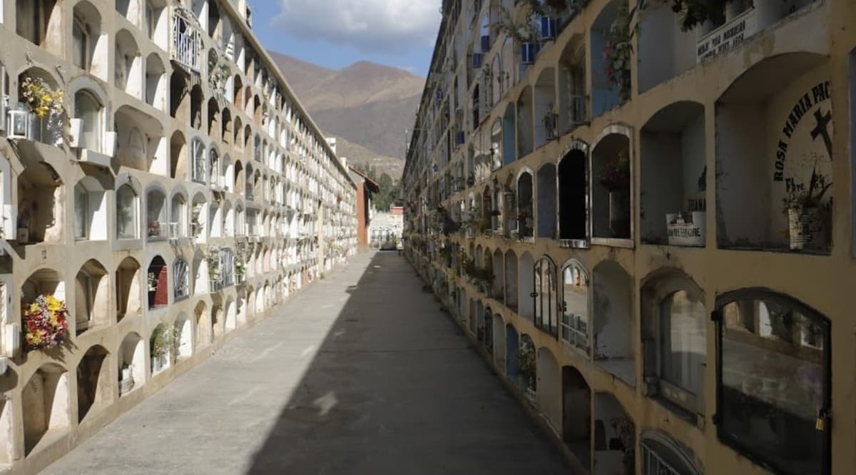Cementerio Augusto Figueroa atenderá con restricciones este fin de semana largo