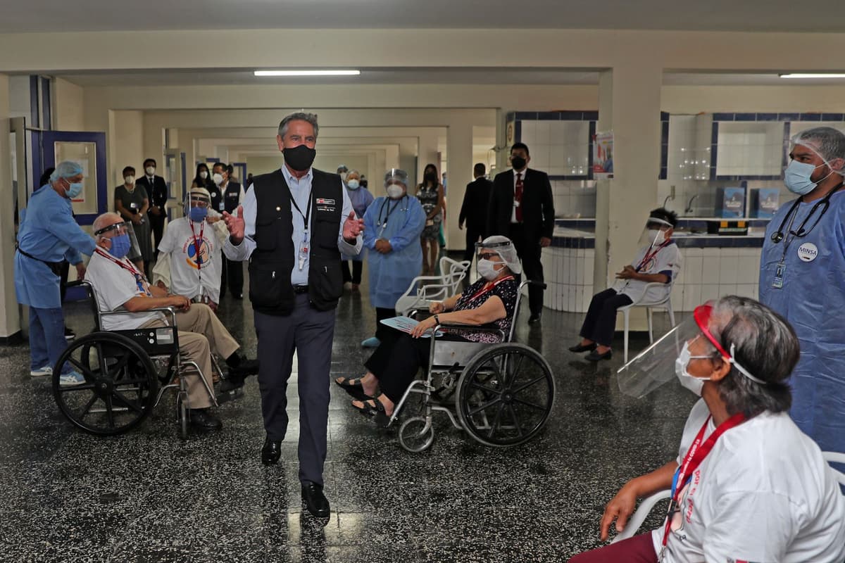 Sagasti supervisó el proceso de vacunación contra el covid-19 a los adultos mayores