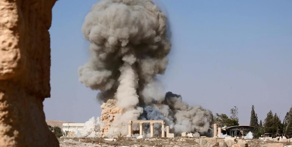 Sirios Destruyen Ídolos de Assad