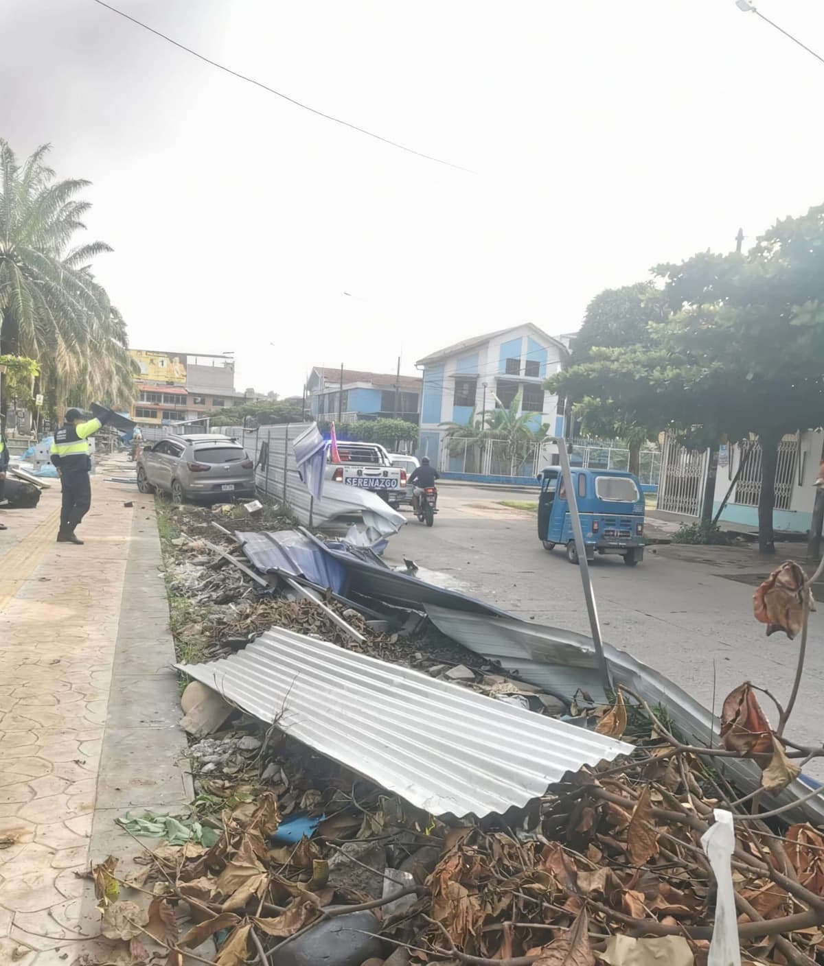 Conductor presuntamente ebrio choca vehículo contra cerco de obra en la Alameda Perú