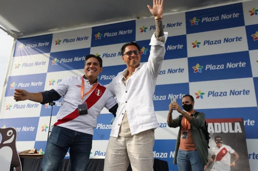Gianluca Lapadula presentó su libro autobiográfico en Lima