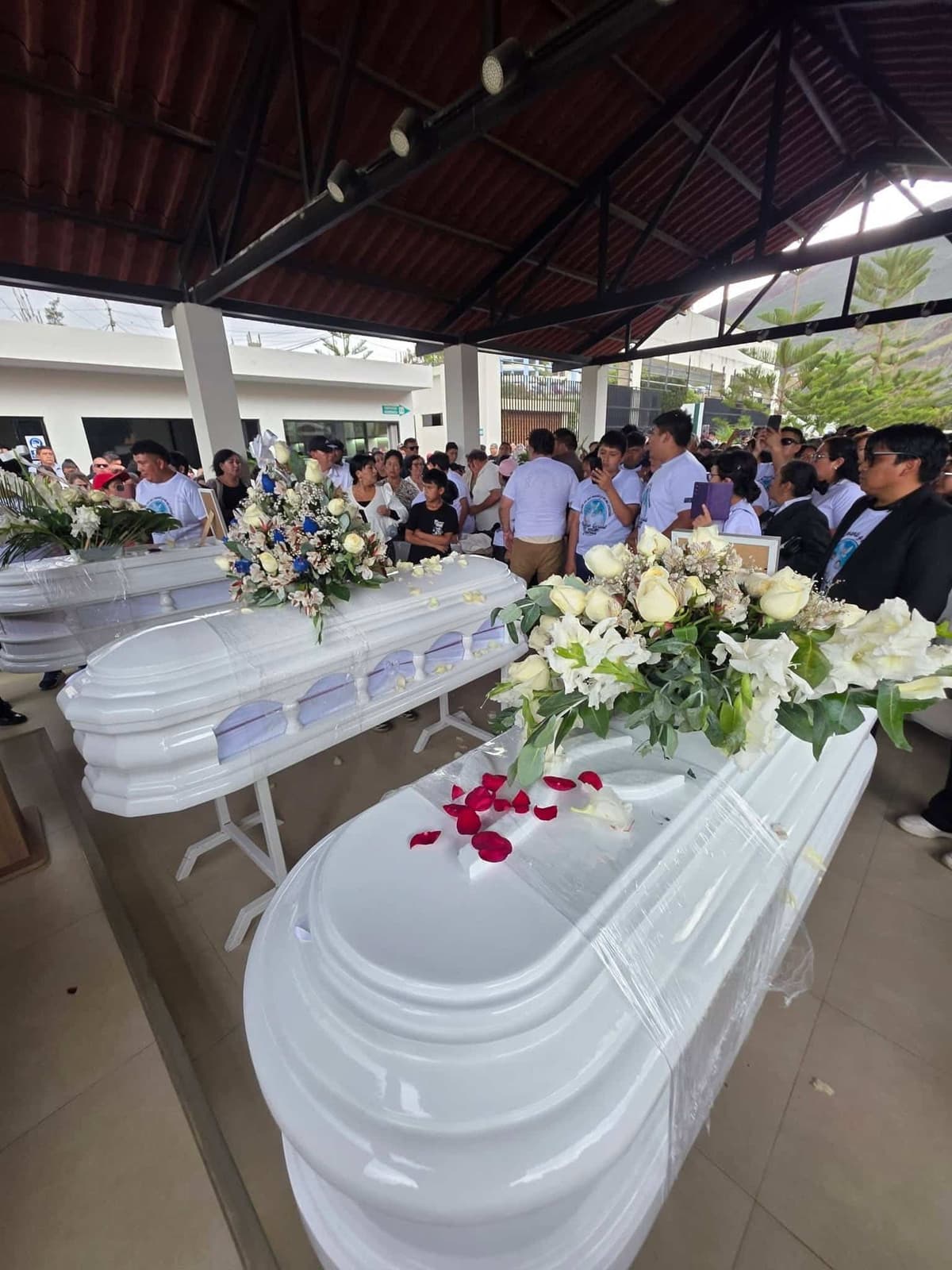Multitud acompaña último adiós a tres hermanos fallecidos en tragedia vial