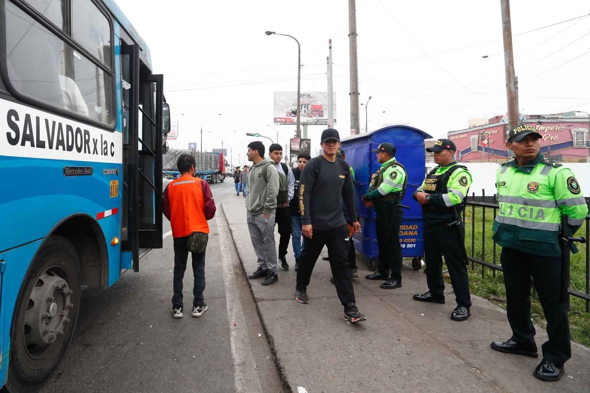 Paro de transportistas paraliza rutas y obliga a suspender clases en universidades