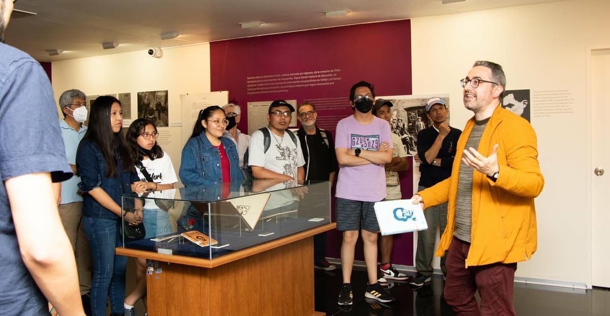 Biblioteca Nacional realizó visita guiada de exposición por 100 años de Trilce