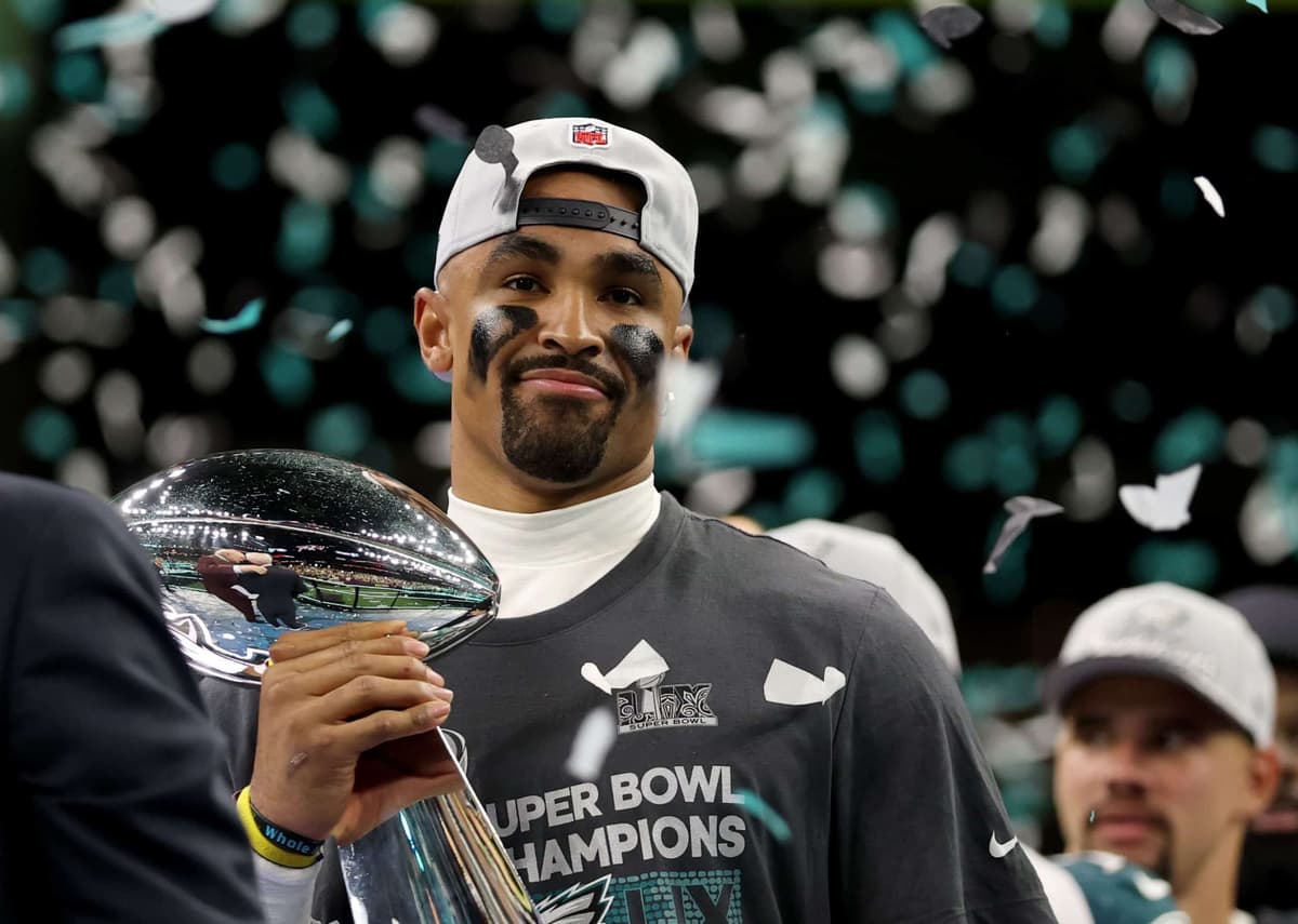 En la celebración del título de las Águilas, Jalen Hurts brindó por la fortaleza de Filadelfia.