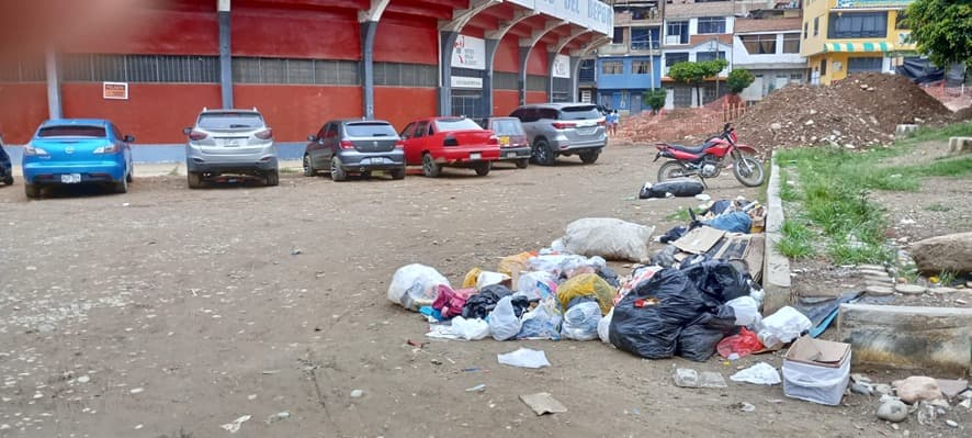 Basural en la entrada del Coliseo 15 de Agosto indigna a vecinos y deportistas