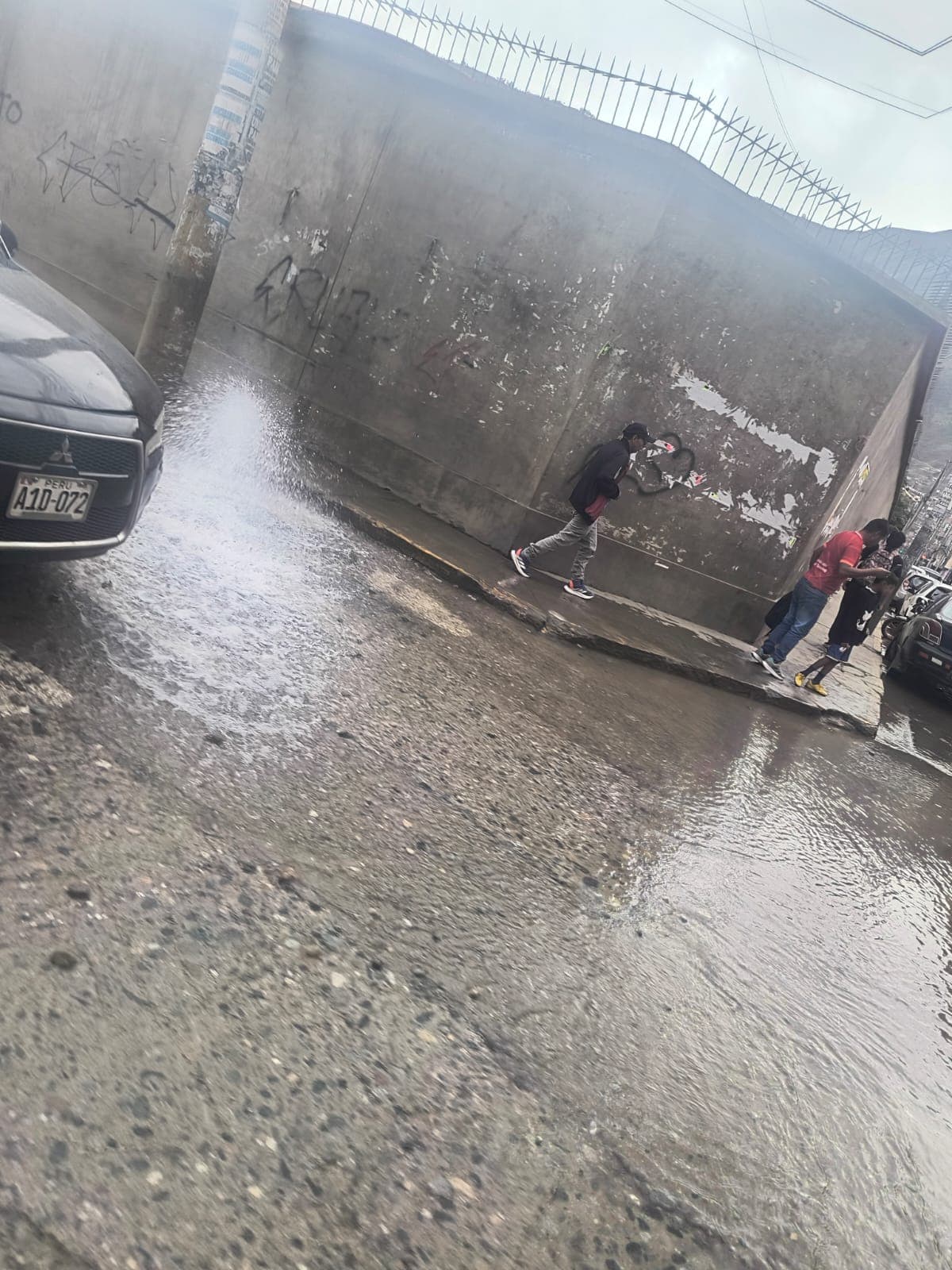 Fuga de agua a alta presión inunda calles: Grifo contraincendios colapsa en Jrs. Leoncio Prado y General Prado