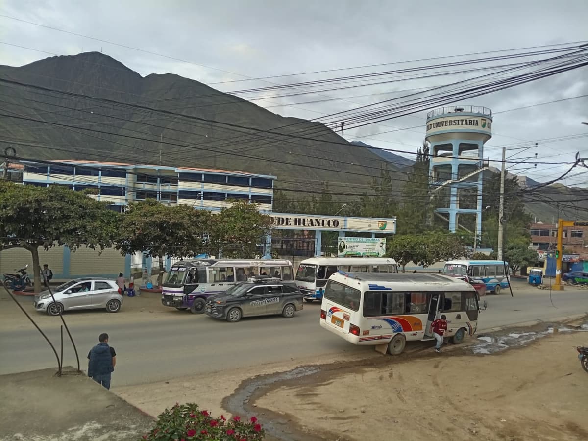 Caos y peligro en La Esperanza: Denuncian que tres empresas de transporte operan en paraderos y rutas ilegales