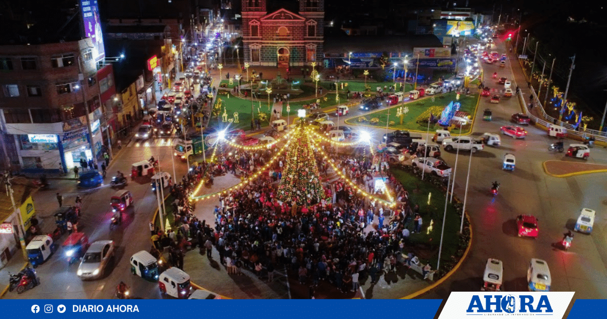 Encienden árbol de Navidad en el Centro histórico de Huánuco