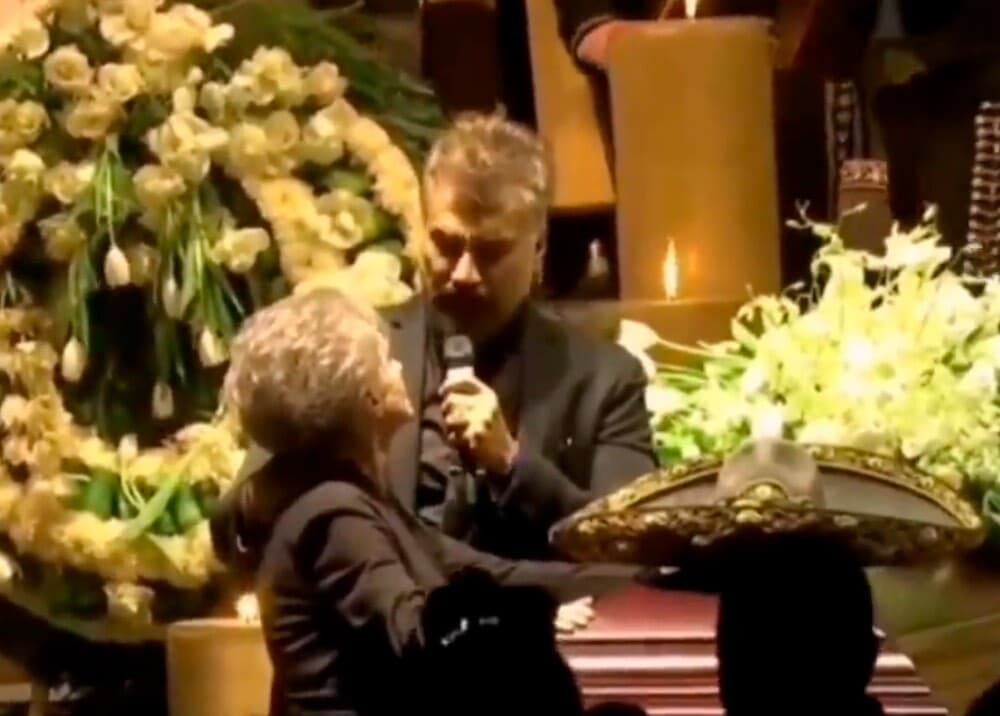 Alejandro Fernández cumplió la voluntadad de su pa, cantarle en su sepelio  su icónico tema "Volver, volver"