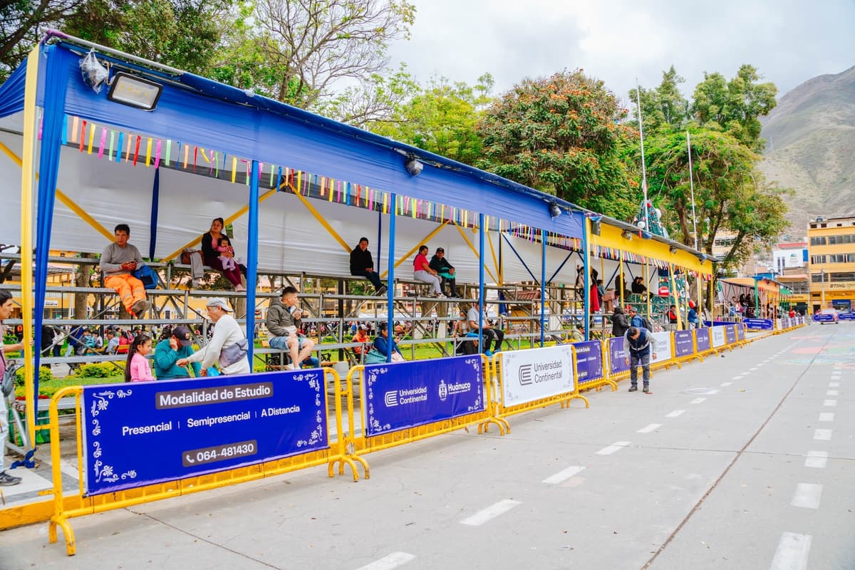 Plaza de Armas sigue ocupada por graderías y andamios: vecinos denuncian abandono municipal