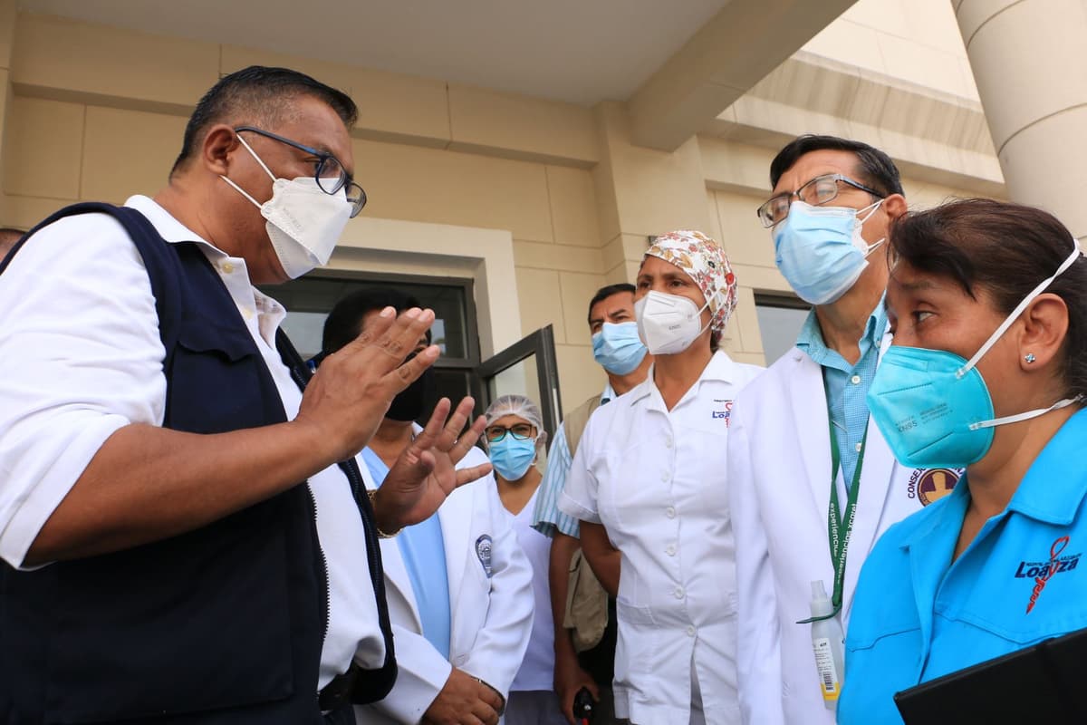 Ministro Hernán Condori reconoce que hay vacunas por vencer