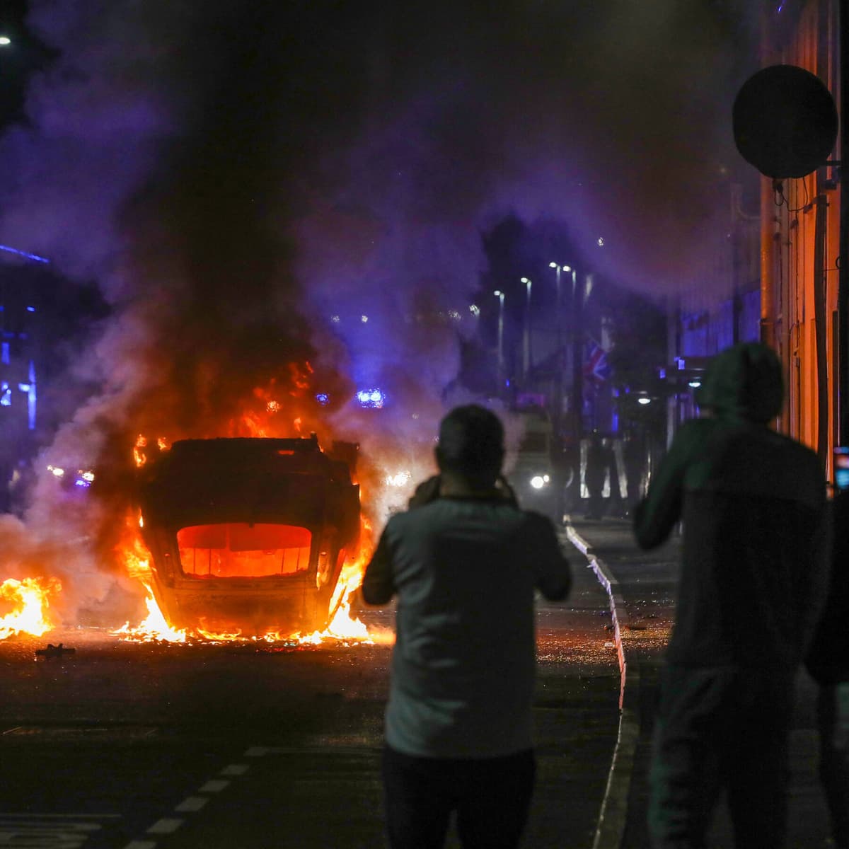 Pueblo norirlandés en tensión tras dos noches de disturbios antiinmigrantes