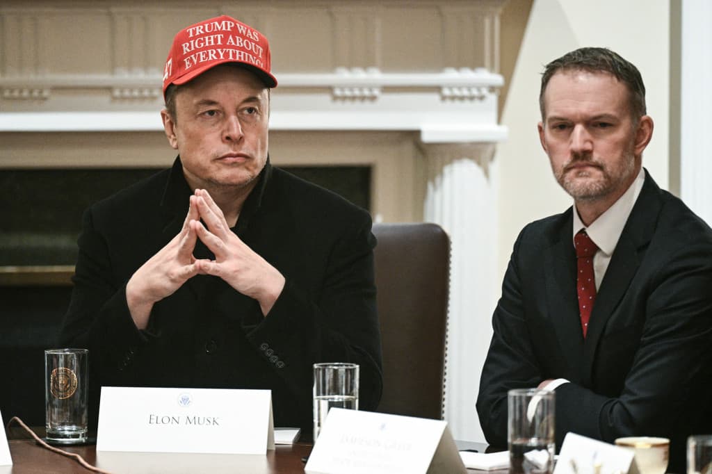 Elon Musk manifiesta su decepción con la propuesta fiscal de Trump argumentando que perjudica su función de asesor