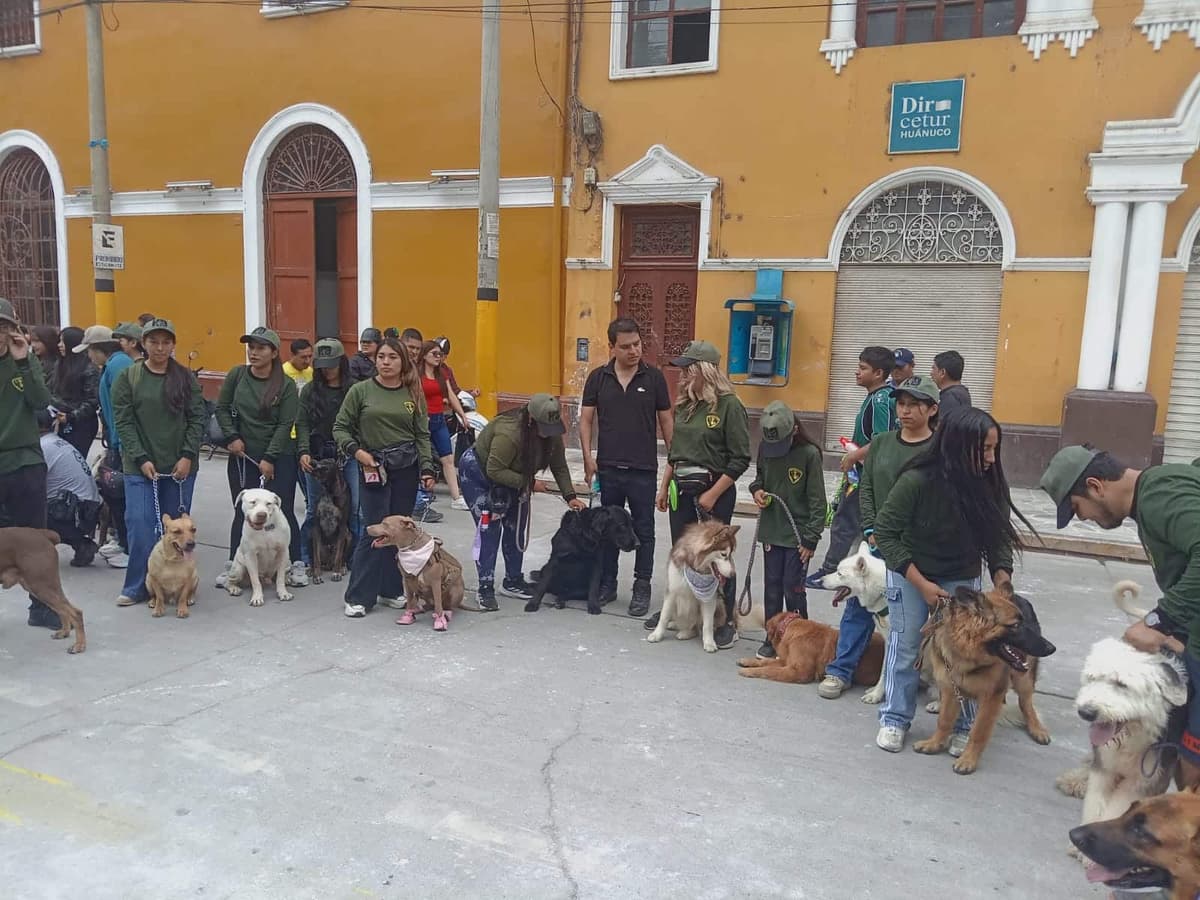 Policía canina capacita a 60 ciudadanos en control y adiestramiento de perros en Huánuco