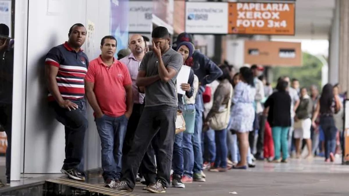 Desempleo en Brasil desciende al 7%, pero sectores clave pierden fuerza laboral