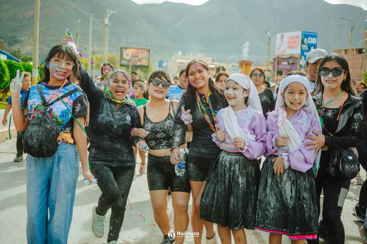 Huánuco celebró los Carnavales 2026: Color, agua y alegría desbordaron las calles del centro histórico