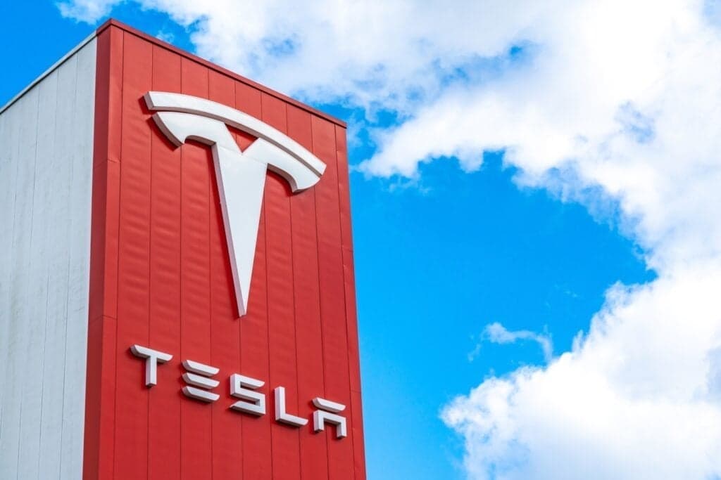 Despiden a gerente de Tesla tras criticar a Elon Musk en redes sociales