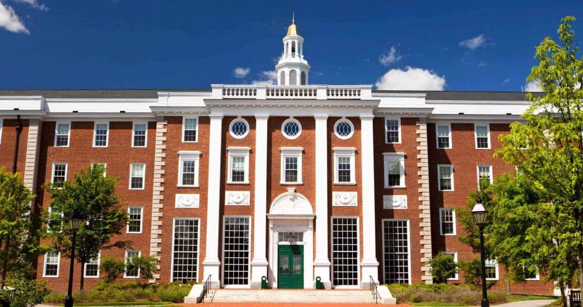 Gobierno de Trump revoca permiso a Harvard para recibir estudiantes internacionales