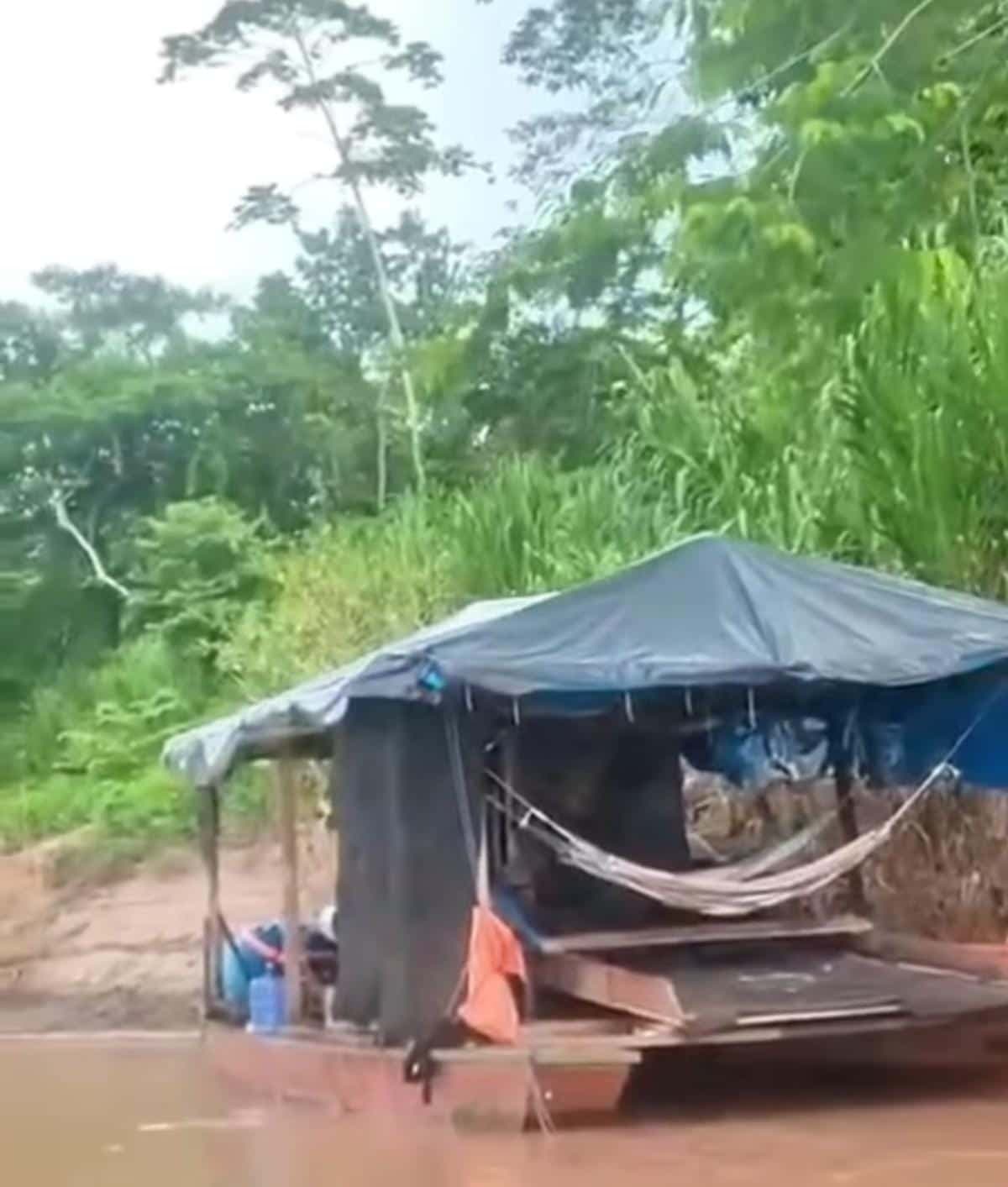 Policía destruye balsa draga valorizada en más de S/ 170 mil en operativo contra minería ilegal en Puerto Inca