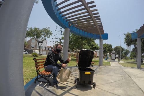 Ingenieros peruanos crean robots que desinfectan y hacen delivery