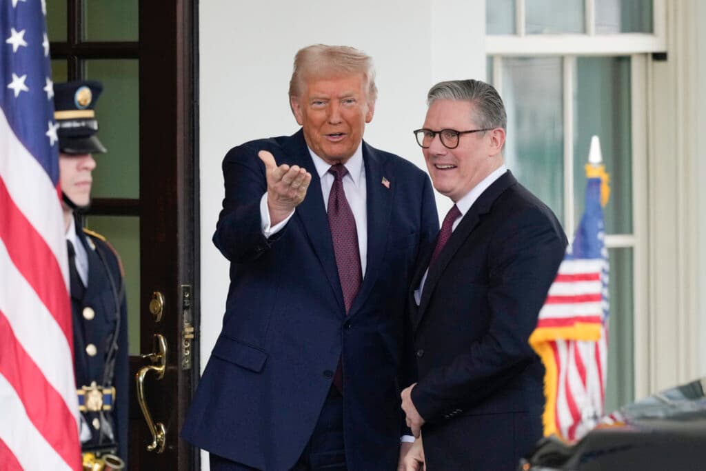 Starmer, con una carta del Rey Carlos, fue recibido en el entorno de Trump.