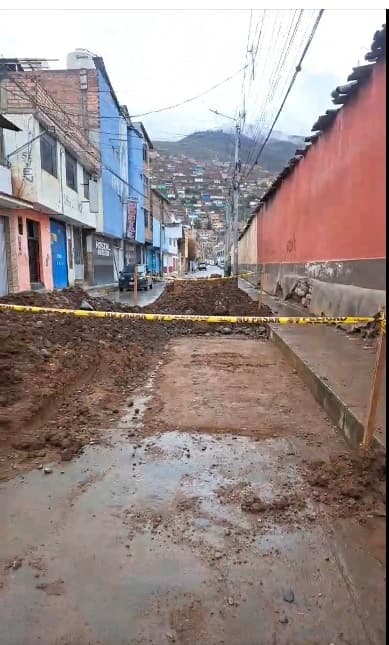 Vecinos del jirón Tarma denuncian deficiente intervención de Seda Huánuco tras rotura de tubería que los dejó sin agua