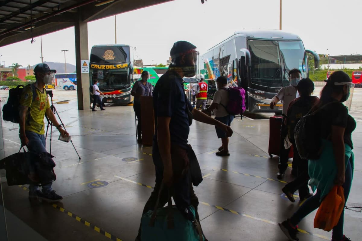 Reportan alza en precio de pasajes en el terminal de Yerbateros ante feriado largo