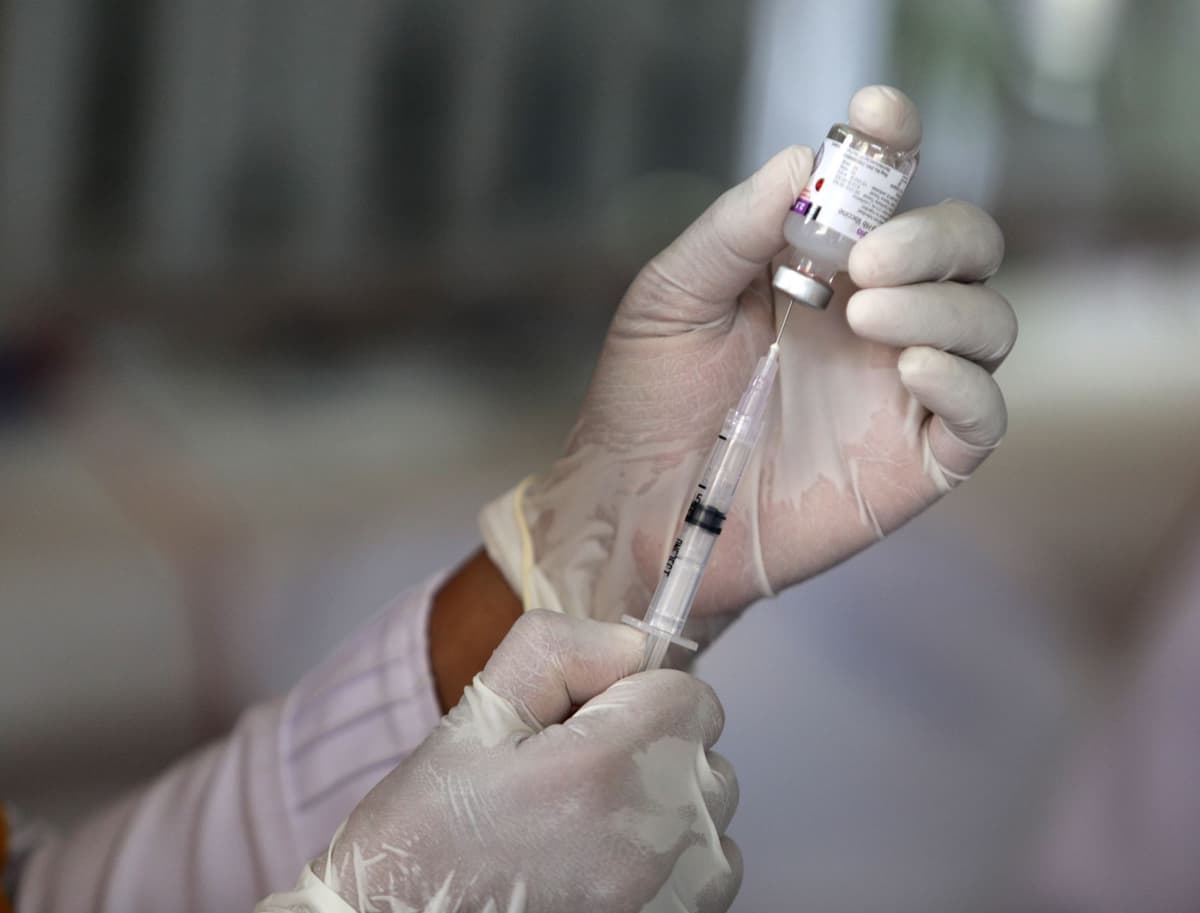 Austria suspende temporalmente vacunación con dosis de AstraZeneca