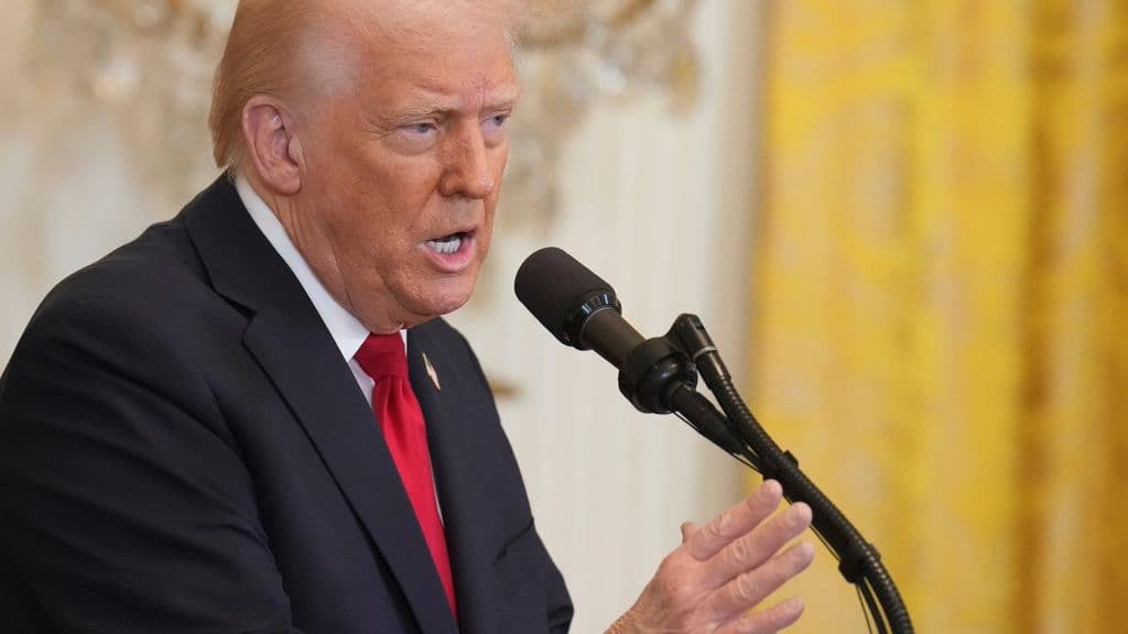 Trump insinúa aranceles sobre chips de computadora y medicamentos