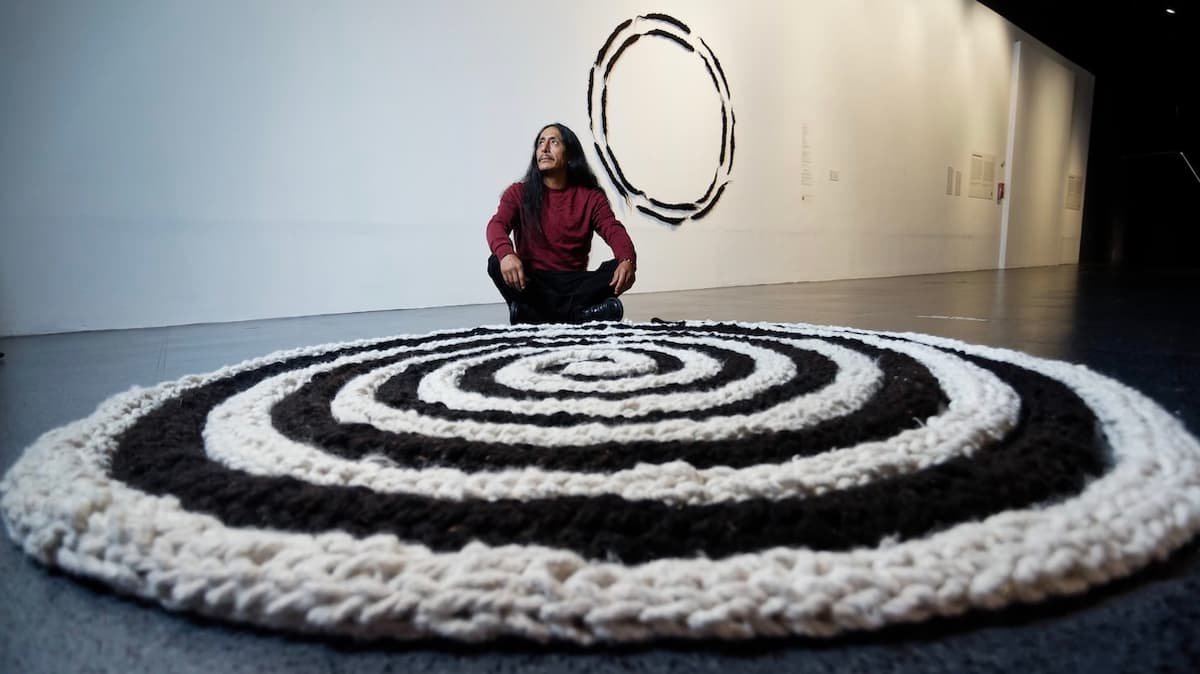 Premio Artes Mundi reconoce obra de arte andino peruano del artista Antonio Paucar en Gales