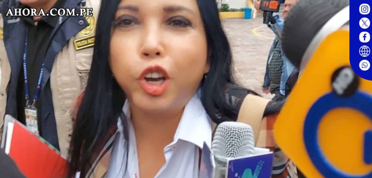 Ministra de Comercio, Elizabeth Galdo, enfrenta críticas tras arrebatar micrófono a periodista