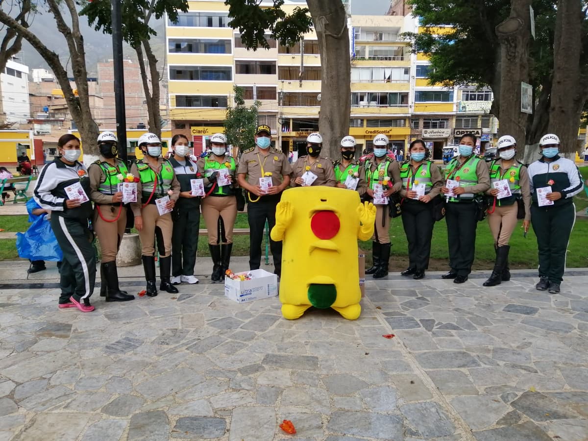 PNP entrega presentes a mujeres en la calle. 67 mujeres integran la división de tránsito