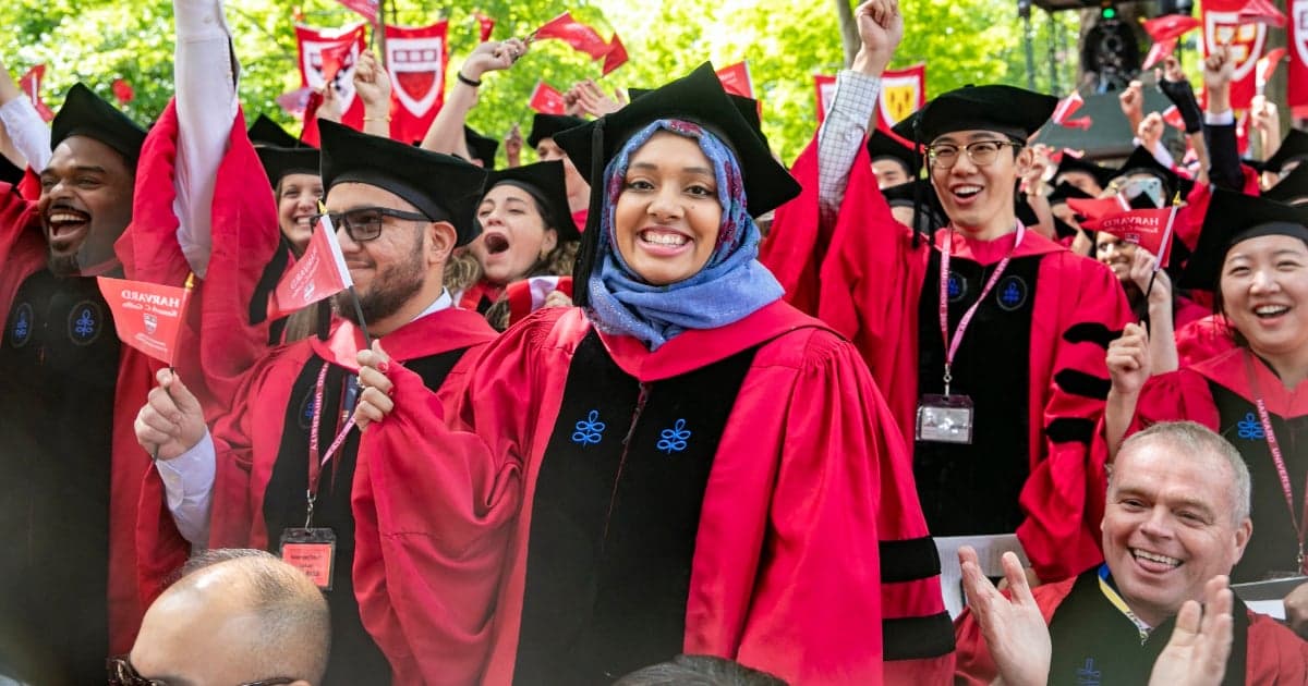 Estudiantes extranjeros de Harvard devastados y atónitos ante medida de Trump