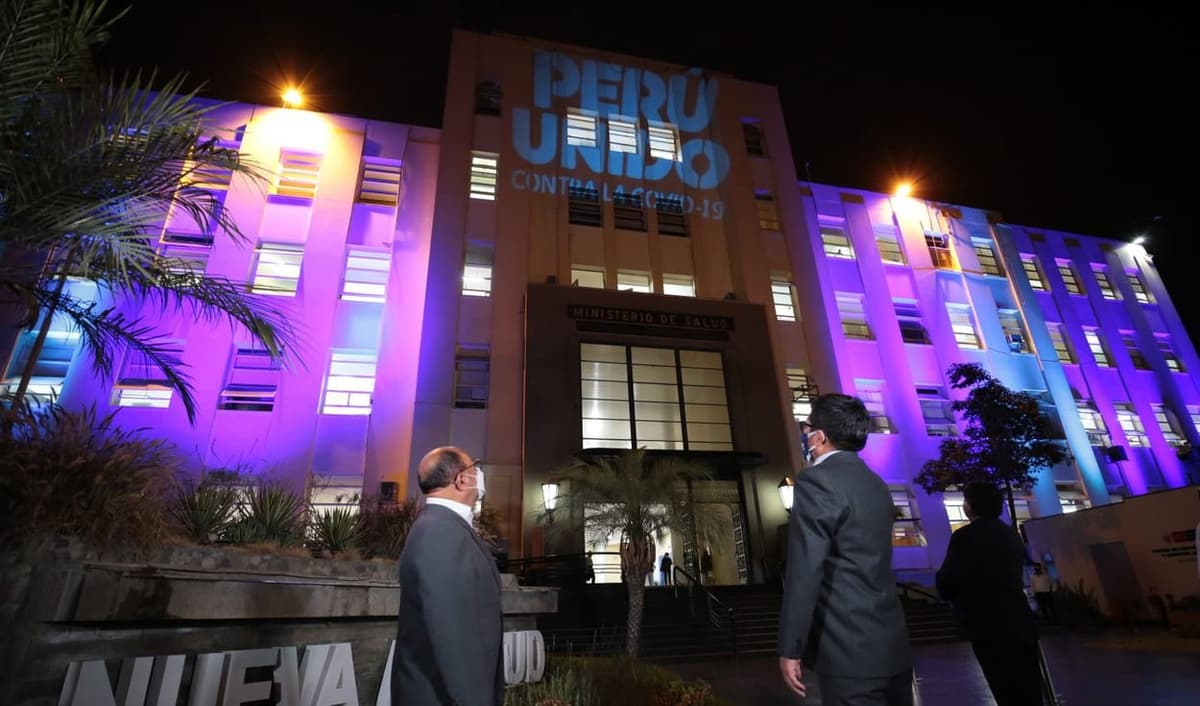 Minsa iluminó su fachada en conmemoración a los dos años de lucha contra la pandemia