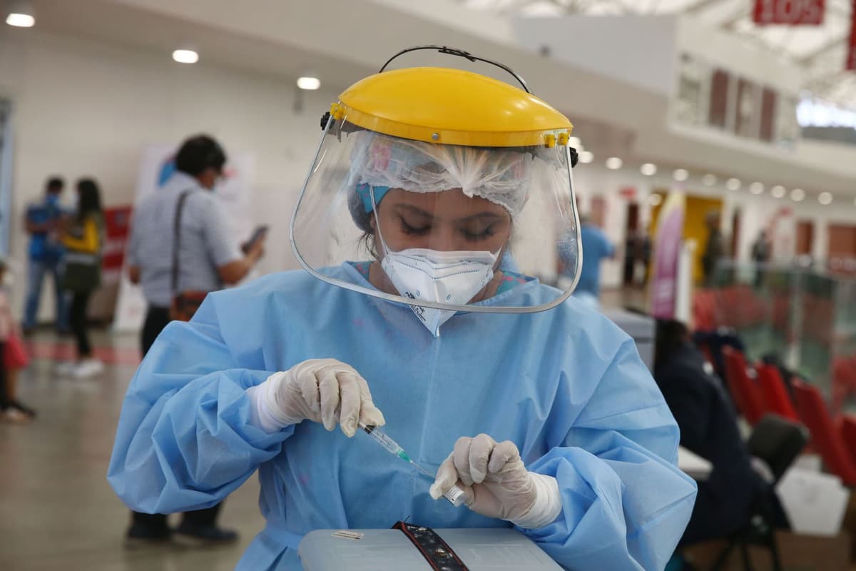 Profesionales de la salud reciben cuarta dosis