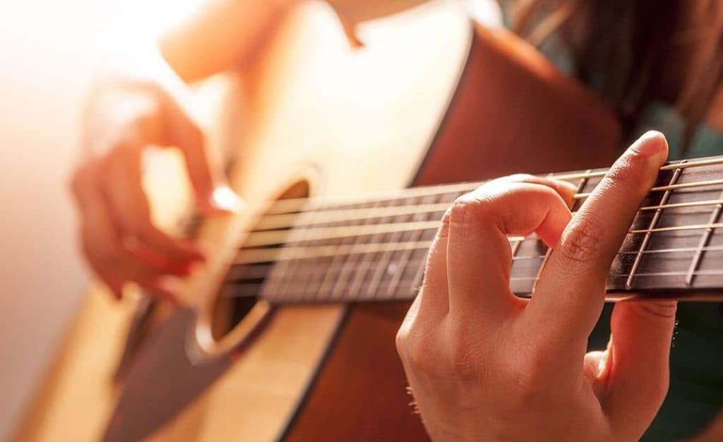 CUANDO LLORA MI GUITARRA Y LAS FIGURAS LITERARIAS