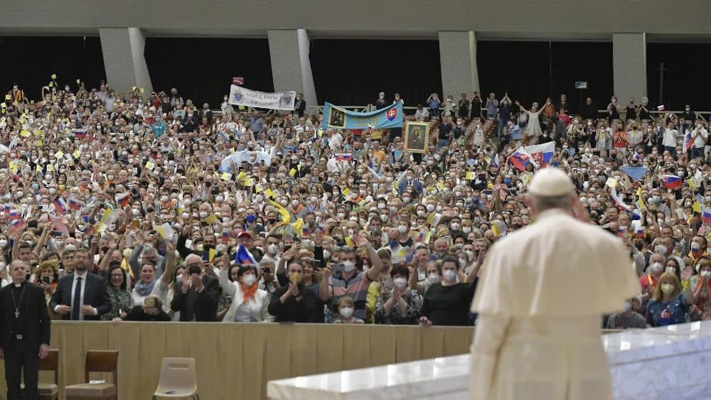 Tras su convalecencia Papa Francisco sorprende a peregrinos con aparición pública