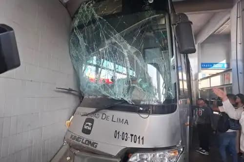 Bus del Metropolitano choca contra base del puente en estación México y deja 35 heridos