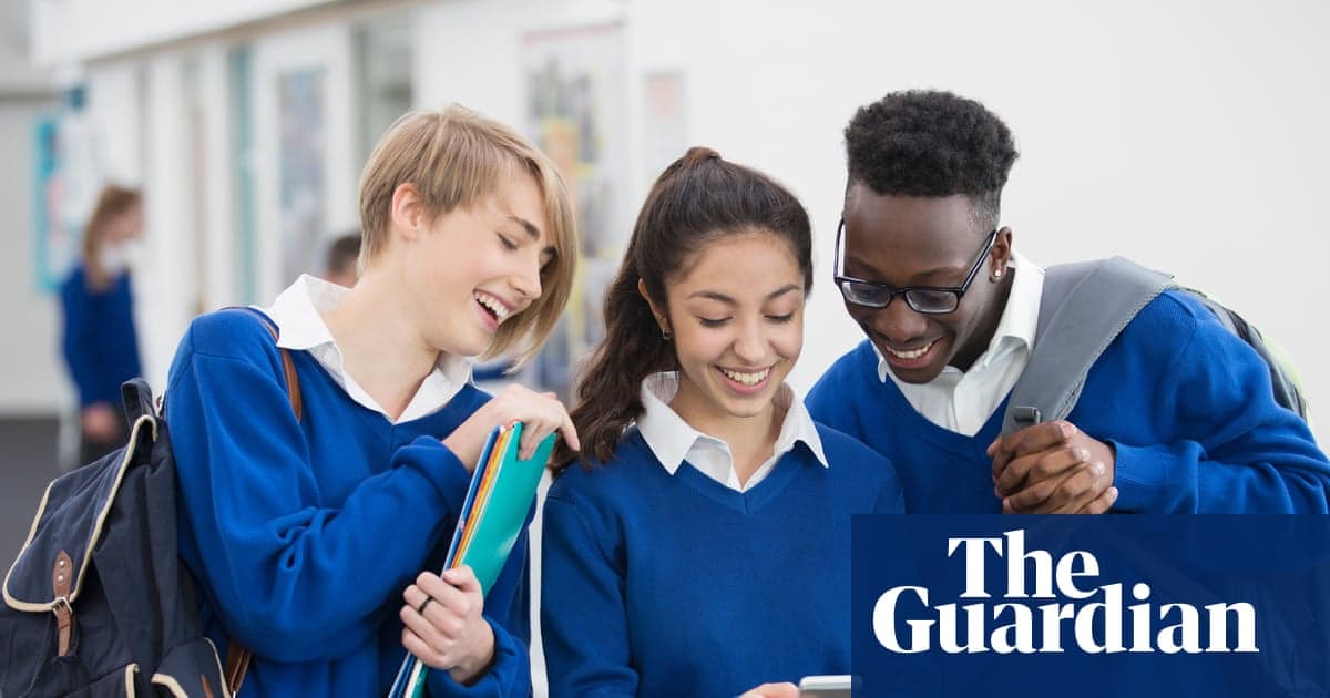 Inglaterra: Control de celulares agota a profesores en escuelas, según estudio