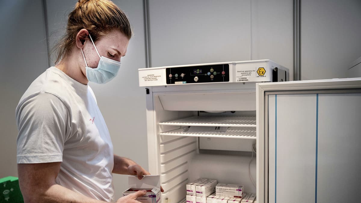 Muere un funcionario danés tras vacunarse con el fármaco anticovid de AstraZeneca