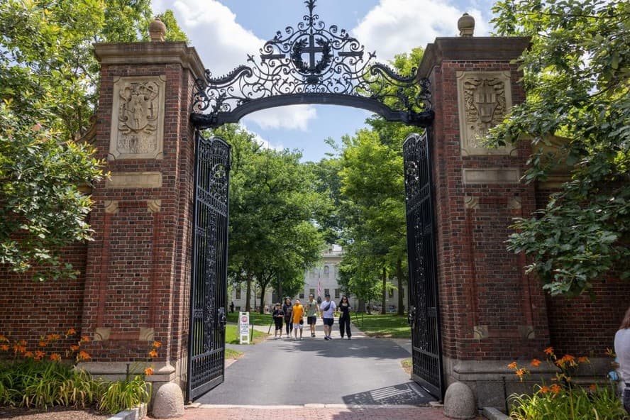 Harvard se opone a la orden de Trump y provisionalmente continuará aceptando estudiantes extranjeros
