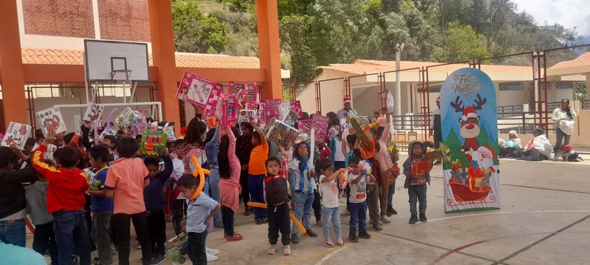 Policías adelantaron la Navidad y llevaron regalos a niños de San Rafael