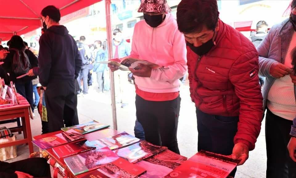Feria de libros por Fiestas Patrias en Plaza Carrión