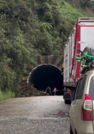 Deslizamiento de barro, piedras y árboles bloquea túnel Carpish y restringe paso de transportistas